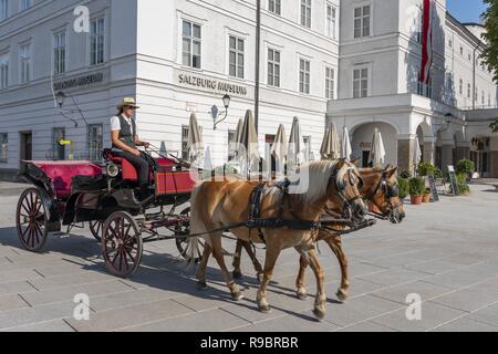 Kutsche vorbei das Salzburg Museum in Salzburg, Österreich. Stockfoto