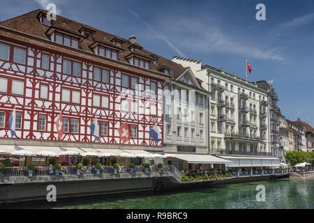 Blick auf das Schild Luzern Kramgasse und Hotel des Balances in Luzern, Schweiz. Stockfoto