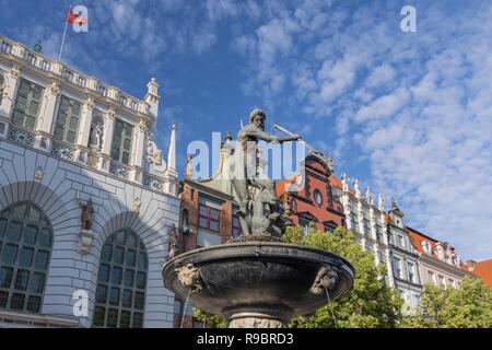 Der Artushof (Dwor Artusa) und Neptunbrunnen in der Altstadt in Danzig, Polen. Stockfoto