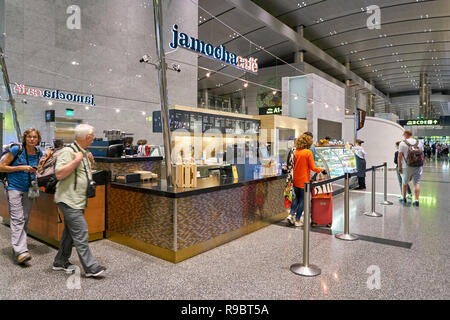 DOHA, Katar - ca. Mai 2017: Cafe an Hamad internationalen Flughafen von Doha, der Hauptstadt von Katar. Stockfoto