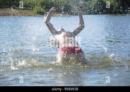 Kovrov, Russland. 12. Juli 2014. Nachbarschaften der Stadt Kovrov, See Starka (Krivoe). Teens werfen einander beim Schwimmen im See Stockfoto