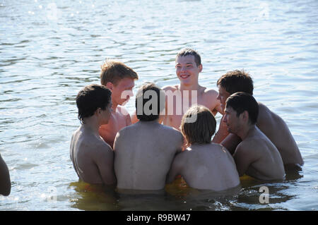 Kovrov, Russland. 12. Juli 2014. Nachbarschaften der Stadt Kovrov, See Starka (Krivoe). Teens werfen einander beim Schwimmen im See Stockfoto