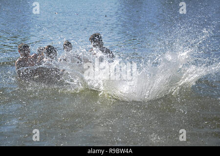 Kovrov, Russland. 12. Juli 2014. Nachbarschaften der Stadt Kovrov, See Starka (Krivoe). Teens werfen einander beim Schwimmen im See Stockfoto