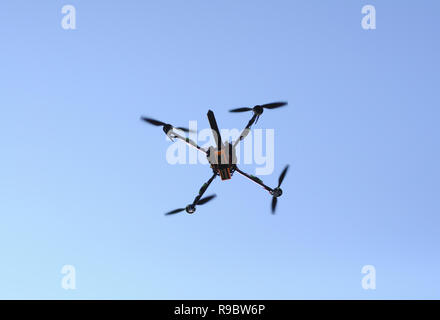 Oblast Wladimir, Russland. Vom 27. Juli 2014. Nachbarschaften der Stadt Kovrov. Quadrocopter im Flug Stockfoto