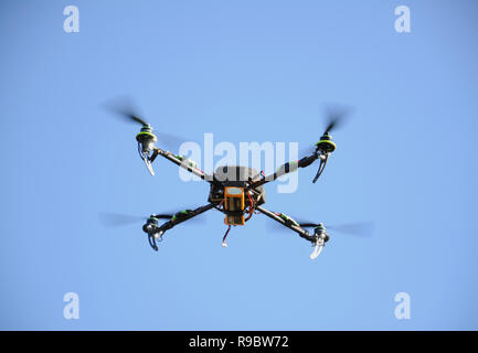 Oblast Wladimir, Russland. Vom 27. Juli 2014. Nachbarschaften der Stadt Kovrov. Quadrocopter im Flug Stockfoto