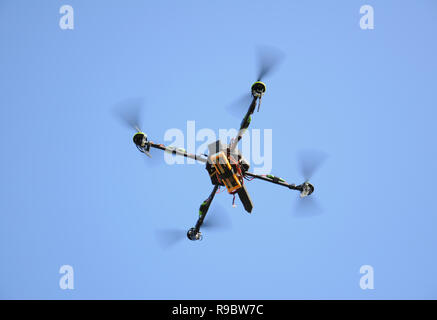 Oblast Wladimir, Russland. Vom 27. Juli 2014. Nachbarschaften der Stadt Kovrov. Quadrocopter im Flug Stockfoto