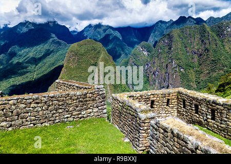 Ansicht der alten Inka Ruinen von Machu Picchu Stadt mit majestätischen Bergen im Hintergrund, das Heilige Tal, Peru Stockfoto