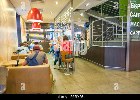 Moskau, Russland - ca. Juli 2018: Innenraum geschossen von McDonald's Restaurant. Stockfoto