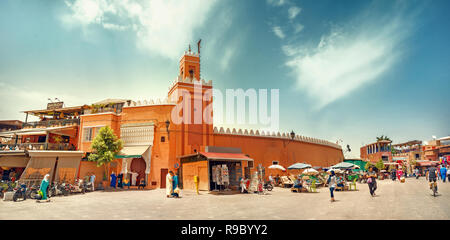 Marktplatz Djemaa el Fna mit Moschee und Minarett in der Medina von Marrakesch. Marrakesch, Marokko, Nordafrika Stockfoto