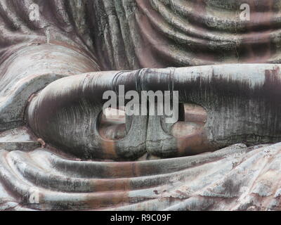 Nahaufnahme der Daumen auf die riesige Bronzestatue, Großen Buddha an Kotoku-in Tempel in Kamakura; ein benannten nationalen Schatz aus dem Jahre 1252. Stockfoto