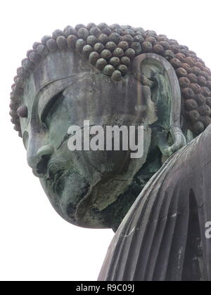 Auf der Suche auf der linken Seite des Gesichts und der linken Ohr der riesigen bronzestatue, der grosse Buddha bei Kotoku-in Tempel in Kamakura Stockfoto