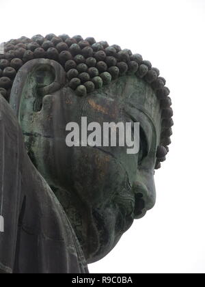 Close-up des rechten Ohrs und auf der Seite des Angesichts der riesigen bronzestatue, der grosse Buddha, an Kotoku-in Tempel in Kamakura, Japan Stockfoto