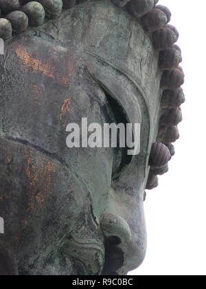 Die riesige Bronzestatue, fast 44 m hoch, der grosse Buddha bei Kotoku-in Tempel in Kamakura, einem nationalen Schatz; in der Nähe der rechten Auge Stockfoto