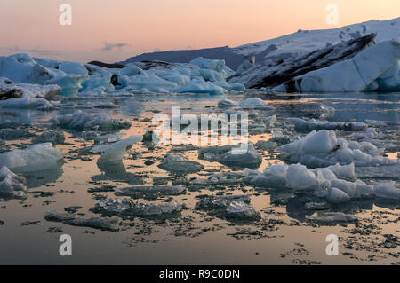 Schwimmende Eisberge bei Sonnenuntergang am Gletschersee Jökulsárlón Gletscher im Süden Islands in der Nähe von Vik im Sommer. Stockfoto