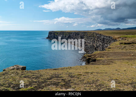 Schöne Sicht auf die Klippen von Krysuvikurberg in South West Island an einem sonnigen Tag. Stockfoto