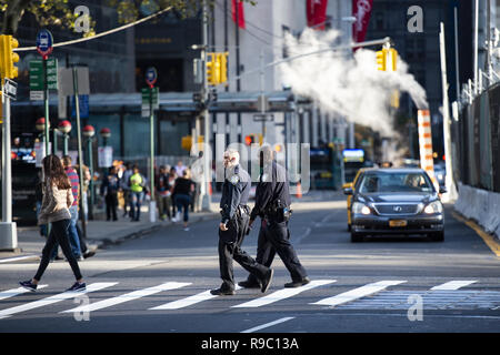 Zwei Polizisten sind über die Straße in der Nähe des World Trade Center "Ground Zero" in Manhattan, New York. Stockfoto