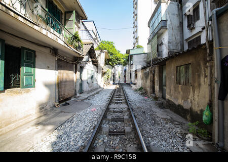 Blick auf den berühmten Eisenbahn, die zwischen den Häusern von Hoi An, Vietnam. Stockfoto