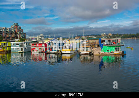 Kanada, British Columbia, Victoria, Fisherman's Wharf, Hausboote, kajakfahrer Stockfoto