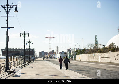 Einige Leute sind zu Fuß an der Strandpromenade von Coney Island. In den Vereinigten Staaten. Stockfoto