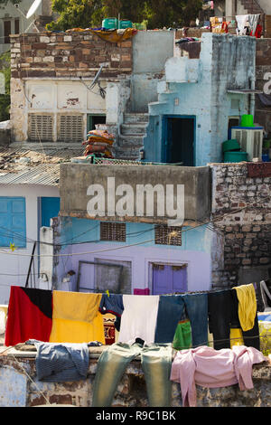 Nahaufnahme der einige Dächer mit Kleidung in die blaue Stadt Jodhpur, Indien zu trocknen. Stockfoto