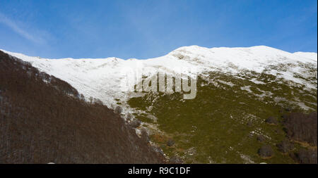 Luftaufnahme von einem schönen italienischen schneebedeckten Berge. Winter in Italien. Stockfoto