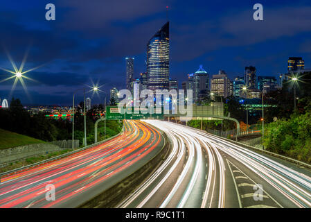Nacht Szene von Brisbane mit Verkehr Wanderwege Stockfoto