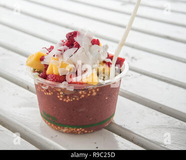 Schüssel der Acai und Obst gesundes Essen auf einer Bank bereit, gegessen zu werden. Stockfoto