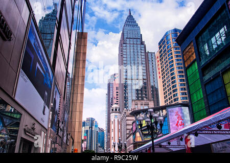 Chongqing, China. Juni 23, 2018. Die verschiedenen Gebäude und das Denkmal Uhrturm in Jiefangbei Square in der Innenstadt von Chongqing, China. Stockfoto