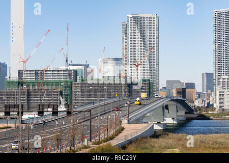 Tokyo City Planning Straße Circle Line Nr. 2 und Toyosu-Ohashi Brücke, Koto-Ku, Tokio, Japan. Stockfoto