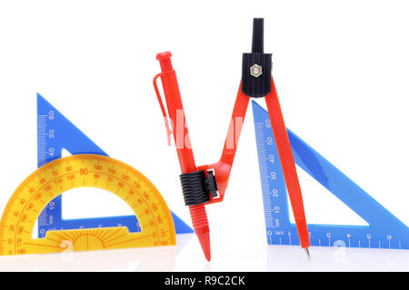 Schule Zeichenwerkzeuge. Kompass, Dreieck, Lineal auf weißem Hintergrund Stockfoto