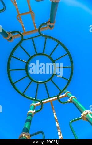 Suchen nach am kreisförmigen Monkey Bars Utah Stockfoto
