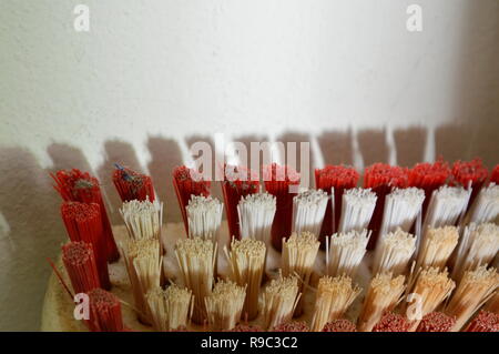 Stock Bürste mit roten langen Griff lehnte sich auf Badezimmer Wand Stockfoto