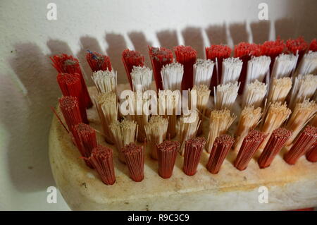 Stock Bürste mit roten langen Griff lehnte sich auf Badezimmer Wand Stockfoto