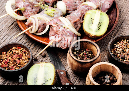 Rohes Rindfleisch Kebab in kiwi Marinade auf einer hölzernen Hintergrund Stockfoto