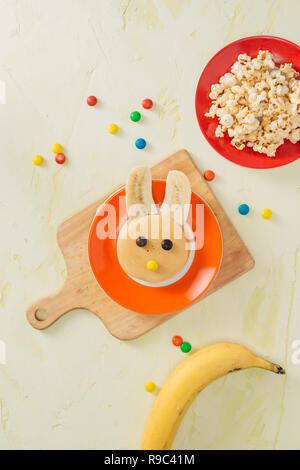 Lustige Häschen Pfannkuchen mit Früchten zu Ostern Frühstück Kinder Stockfoto