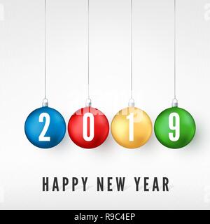 Frohes Neues Jahr 2019. Grußkarte mit bunten Weihnachtskugeln und weiße Zahlen 2019 auf Sie. Neues Jahr und Weihnachten Dekoration Element. Vektor krank Stock Vektor
