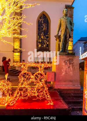 Weihnachtsmarkt in der Innenstadt von Essen, Kettwiger Stra§e, Sonntag einkaufen, Alfried Krupp Denkmal, Marktkirche, Kirche, Stockfoto