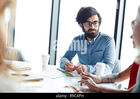 Nachdenklich gemischten Rennen designer Teilnahme an Projekt discussi Stockfoto