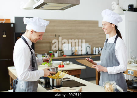 Kochen Auszubildende Stockfoto