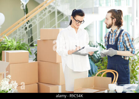 Zuversichtlich, dass weibliche Unternehmer arbeiten mit Checkliste Stockfoto