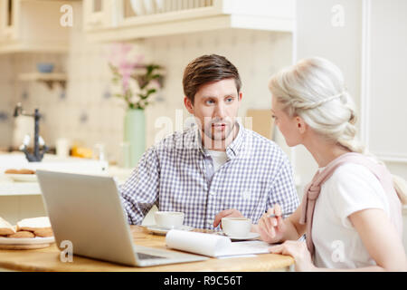 Arbeiten in der Küche Stockfoto