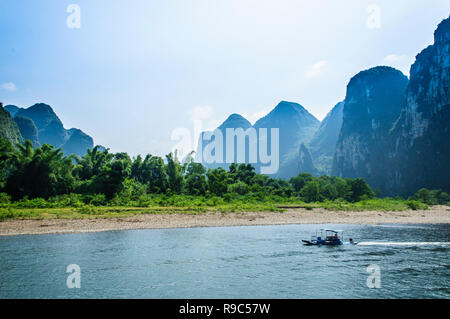 Berg- und Flusslandschaft, Guilin, China. Stockfoto