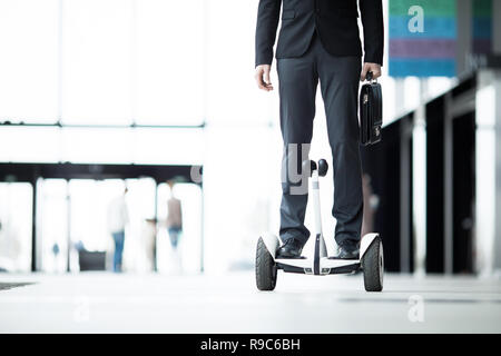 Geschäftsmann auf Hoverboard Stockfoto