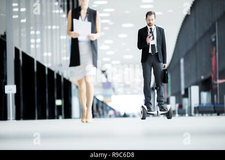 Texting unterwegs Stockfoto
