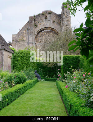 Bleibt der Benediktinerabtei gesehen von Abbey House Gardens, Malmesbury, Wiltshire Stockfoto