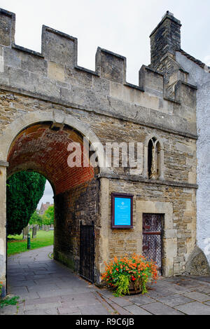 Gateway zu Kirchhof der St. Mary&St Aldhelms Abteikirche, Malmesbury, Wiltshire. In einem denkmalgeschützten Gebäude aus dem 18. Jahrhundert Stockfoto