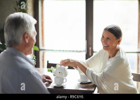 Dass Tee im café Stockfoto