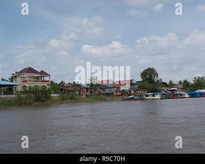 Dorf in Kambodscha an der Seite des Mekong River von der Fähre auf der Fahrt von Chau Doc nach Phnom Penh Kambodscha Vietnam Asien Stockfoto