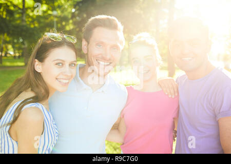 Freunde im park Stockfoto