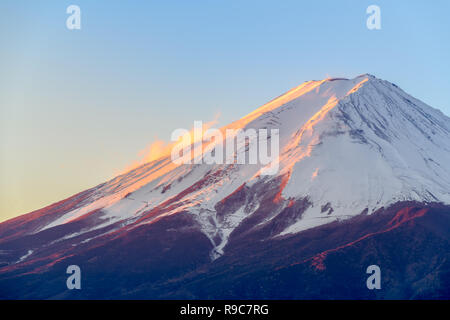 Schließen nach oben von schönen Fuji Berg mit Schnee Abdeckung auf der Oberseite mit dem ersten Licht auf Sunrise, Wahrzeichen von Japan Stockfoto